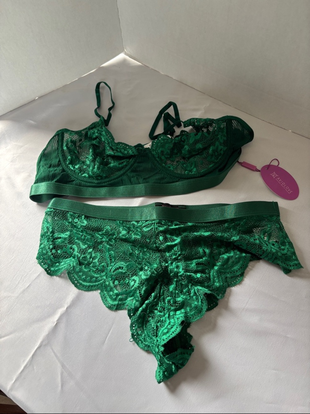 Green Lace Underwire Bra and Lace Bikini Briefs Set